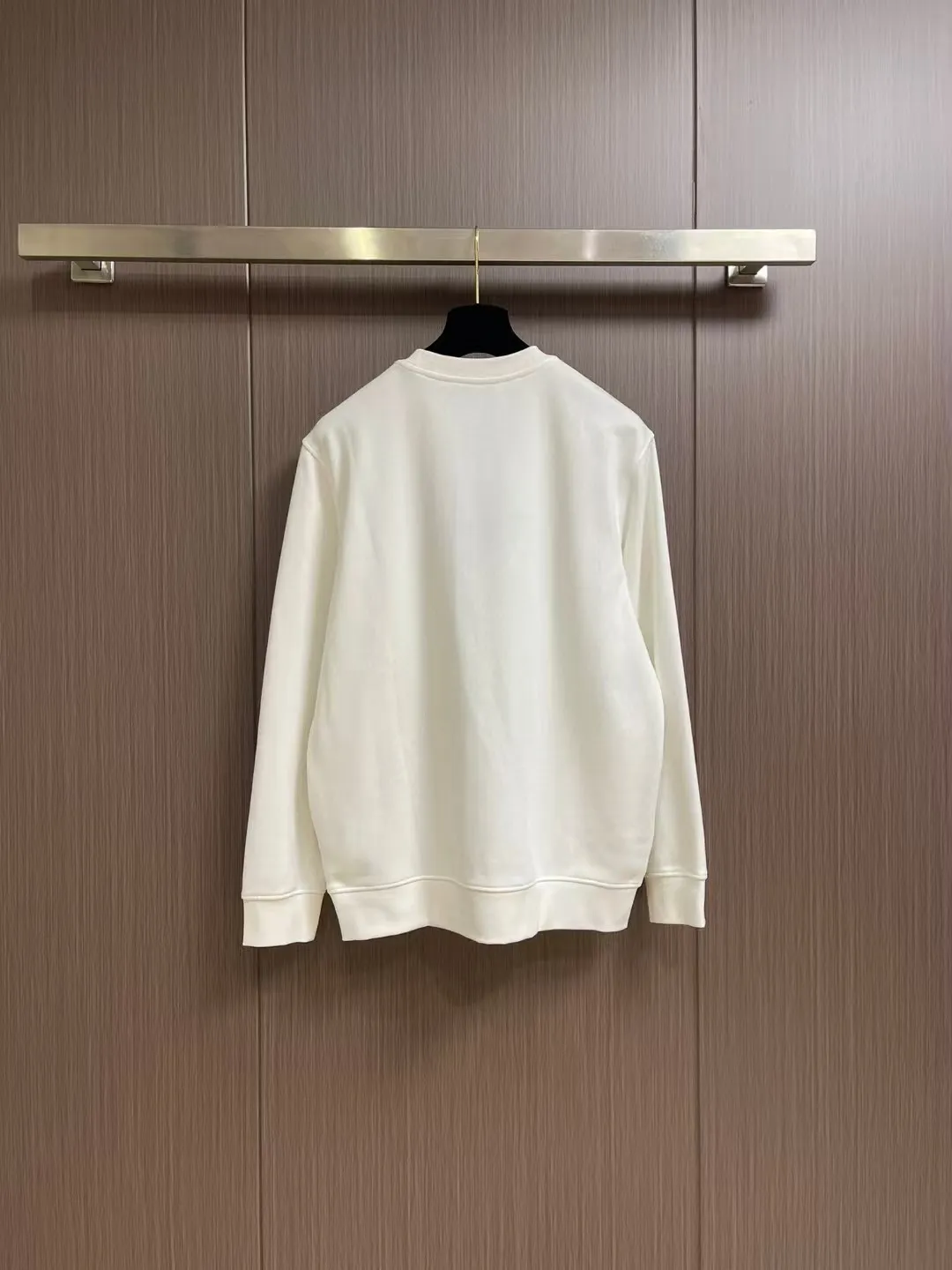 Hermès 2026FW Autumn and Winter New Arrival round neck sweatshirt, simple yet stylish Retro, custom terry fabric, solid feel, very classy, ​​close-fitting, soft and delicate, very refined and tasteful, in line with the current trend aesthetic. Size Shoulder width Chest Sleeve length Clothes length M: 48 53 57.5 64 L: 49.5 55 59 66